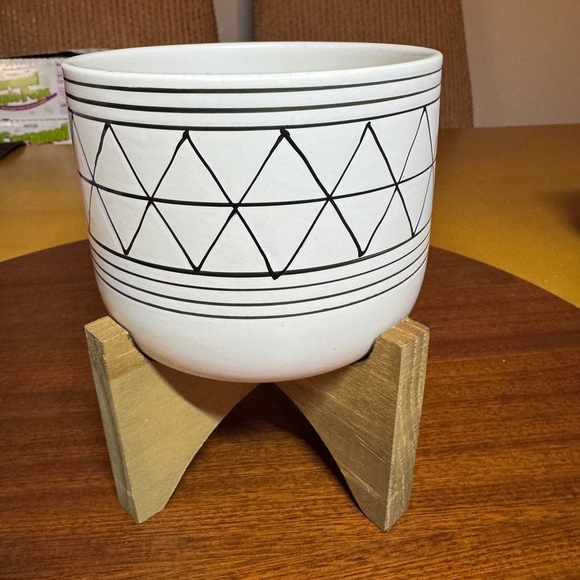 Geometric White Planter with Stand - Picture 1 of 4